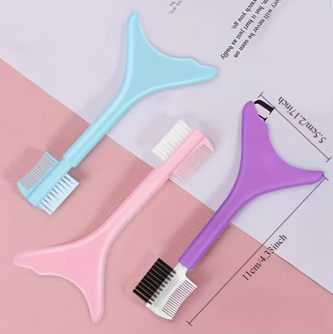 A Three-Piece Multifunctional Eye Makeup Tool Set, Including a Lash Comb, a Curved Eyebrow Razor, And Eyebrow Scissors, Suitable for Beginners.