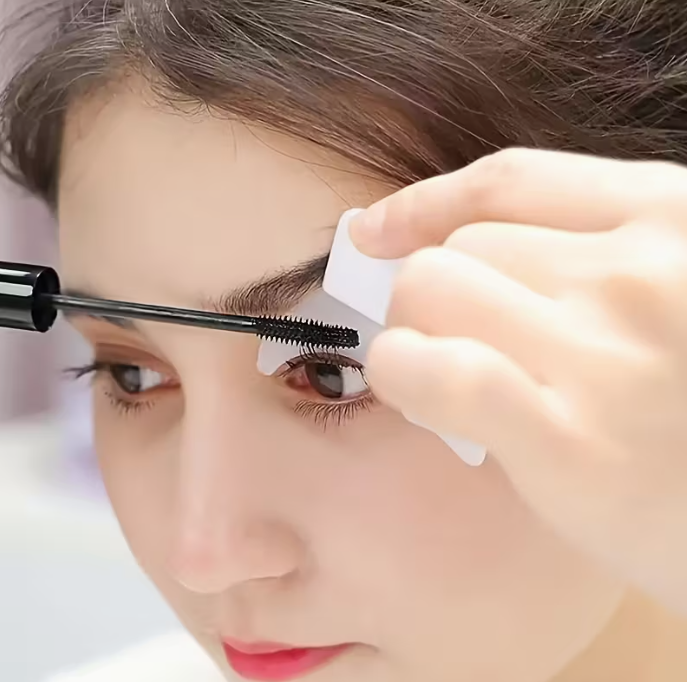 A Three-Piece Multifunctional Eye Makeup Tool Set, Including a Lash Comb, a Curved Eyebrow Razor, And Eyebrow Scissors, Suitable for Beginners.